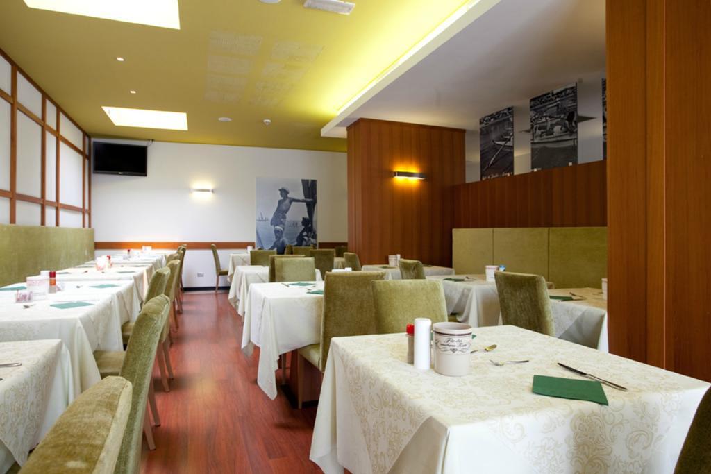 לידו די ג'סולו Hotel Vienna מראה חיצוני תמונה